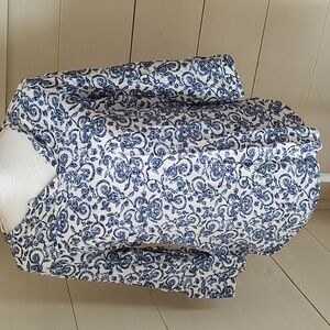 Bonita Floral Blouse w/delicate bead detail PtP 22" x 27 1/2" length. 42EU